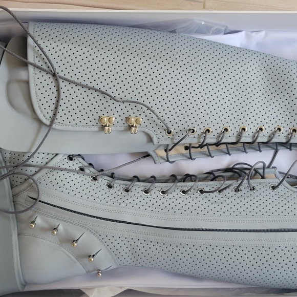 Brand new boots ! - Picture 2 of 3